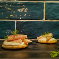 blini met creme en gerookte paling